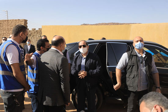الرئيس السيسى يتفقد قرية غرب أسوان المتضررة من السيول (9)