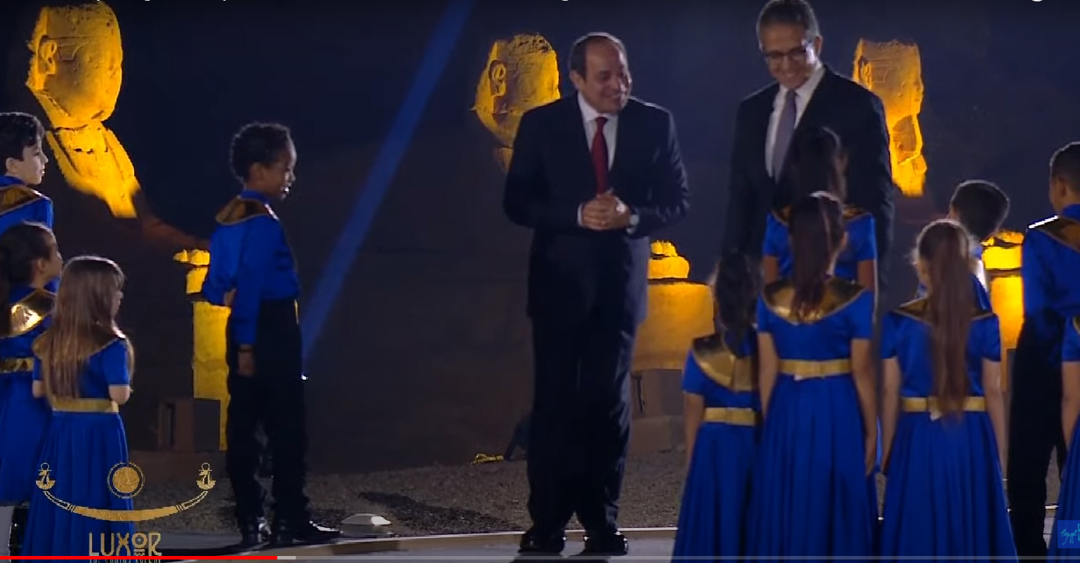 الرئيس السيسي يتحدث إلى الأطفال المشاركين فى حفل افتتاح طريق الكباش
