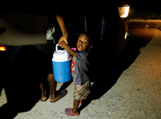 صبي مهاجر من هايتي يستقل حافلة بعد أن قبل والديه عرضًا من الحكومة المكسيكية لمغادرة قافلة متجهة إلى الولايات المتحدة