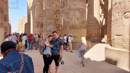 سياح-يستمتعون-بطقس-الأقصر سياح-يستمتعون-بطقس-الأقصر