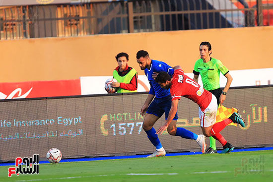مروان حمدي في صراع على الكرة مع حمدي فتحي