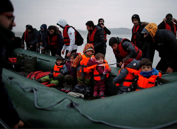 مجموعة من أكثر من 40 مهاجرا مع أطفال يركبون زورقا منفوخا ، أثناء مغادرتهم ساحل شمال فرنسا لعبور القنال الإنجليزي