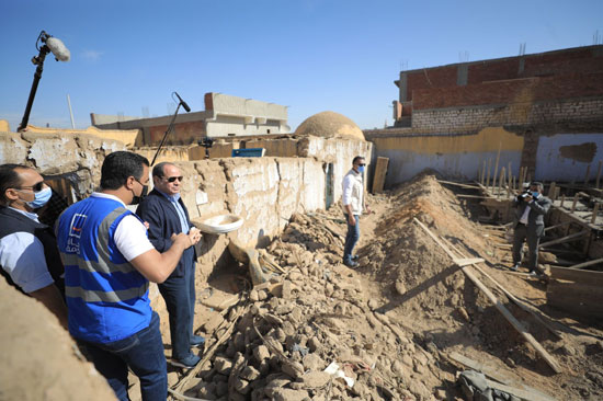 الرئيس السيسى يتفقد قرية غرب أسوان المتضررة من السيول (14)
