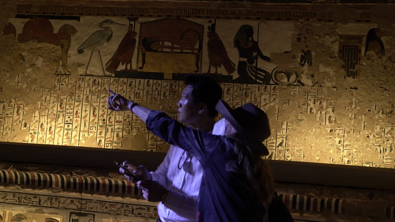 سفراء داخل مقبرة نفرتيتي