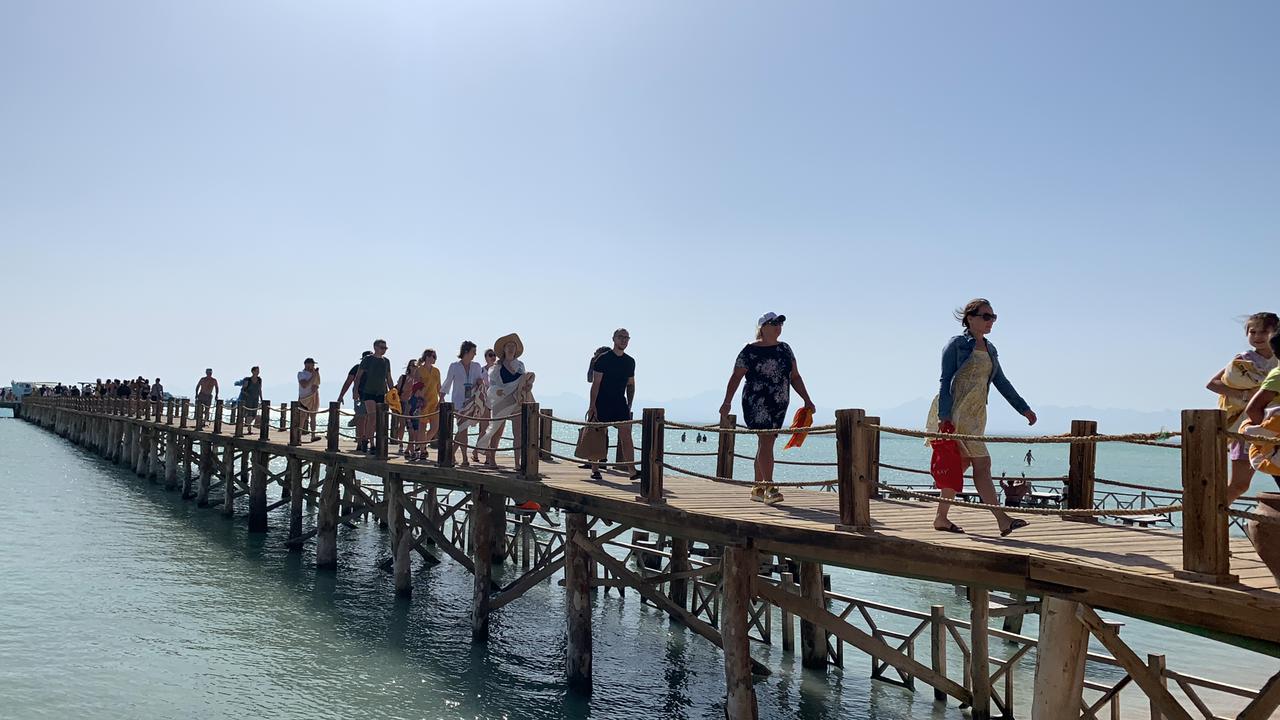 ابال كبير من السياح على شواطئ الاورانح