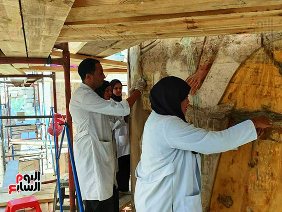 عمل المرممة منال شوقى وفرق الترميم بالكرنك عمل المرممة منال شوقى وفرق الترميم بالكرنك