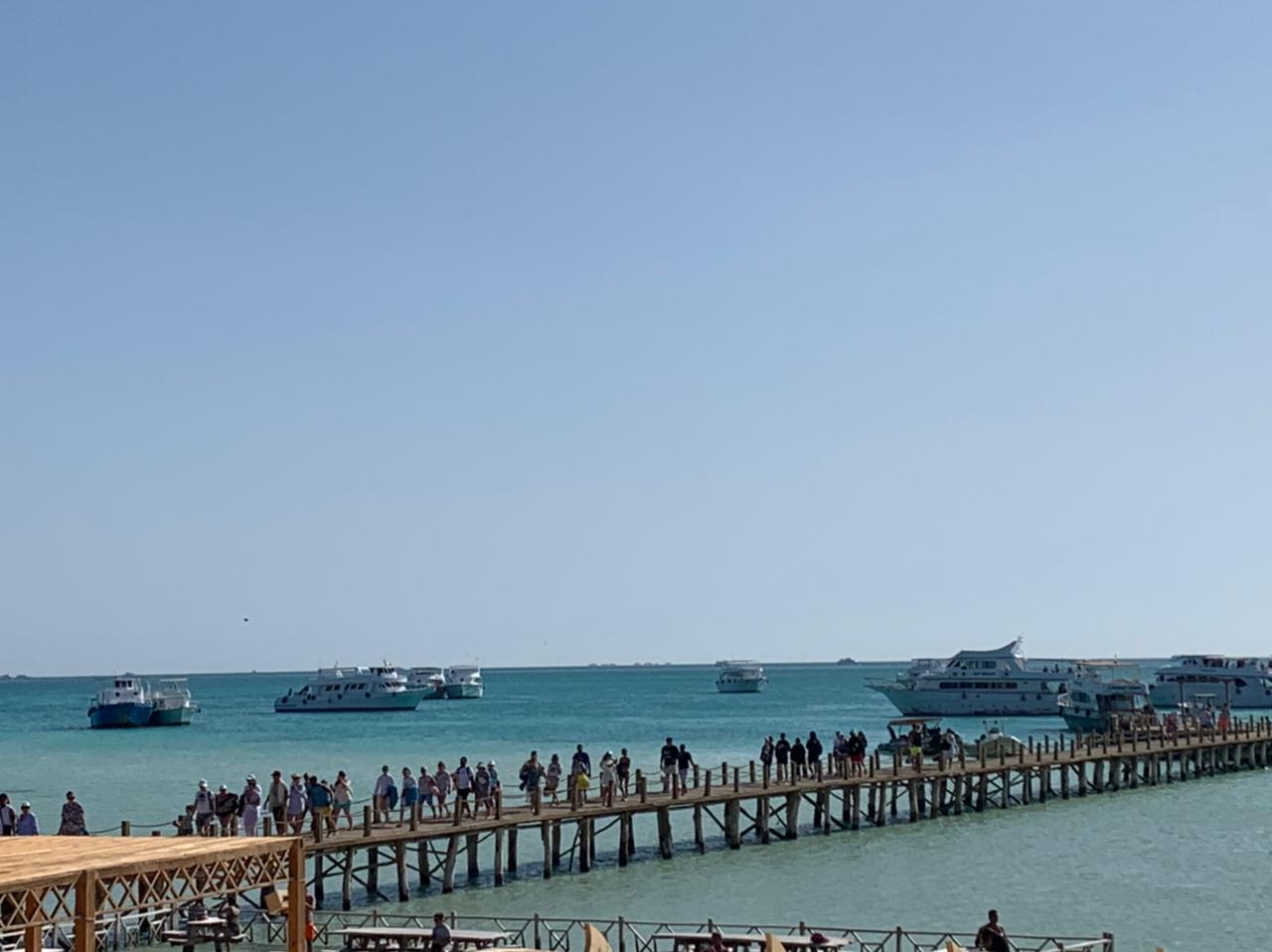 عشرات السياح على في الطريق لشاطئ الاورانج