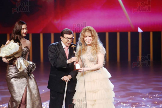 منح نيللى جائزة الهرم الذهبي بمهرجان القاهرة (4)