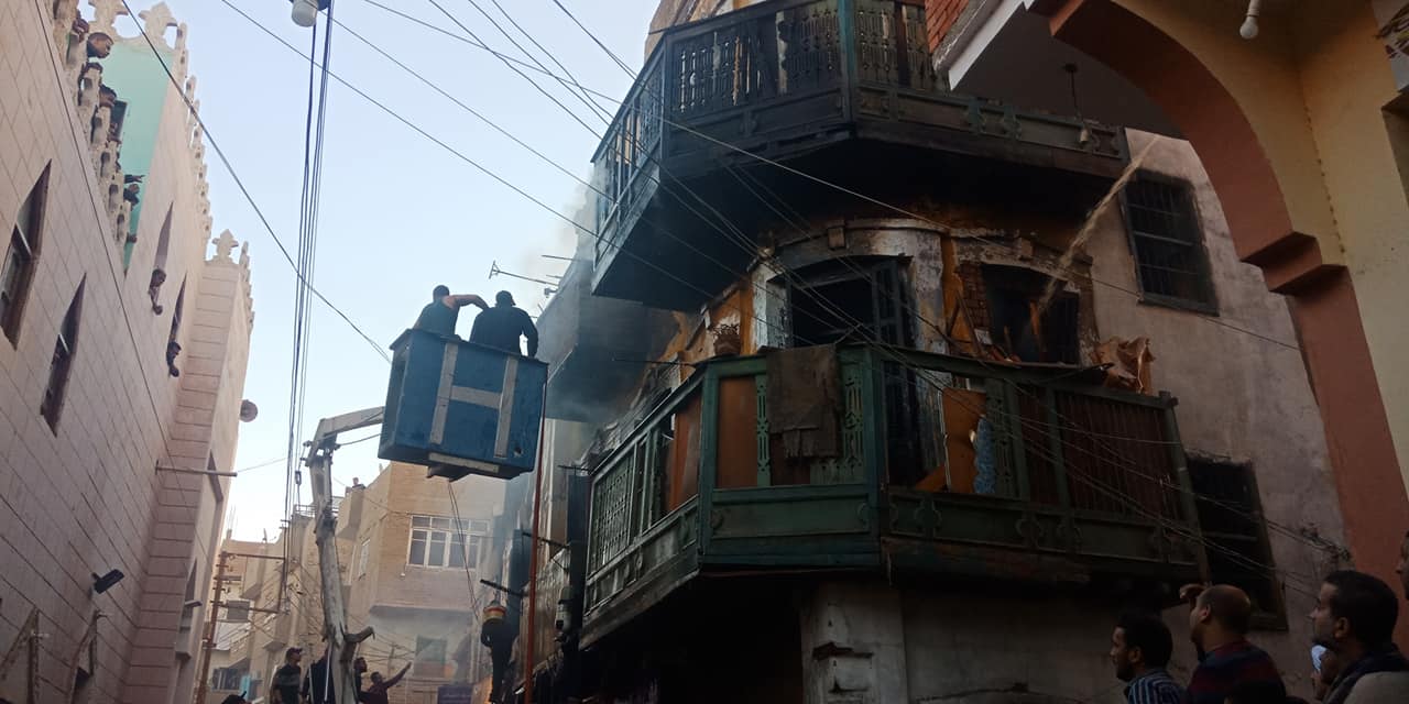 حريق مخزن بمنزل من 3 طوابق بطهطا  (13)