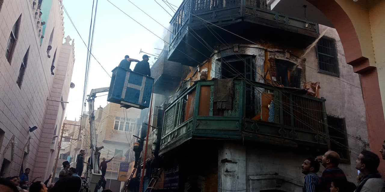 حريق مخزن بمنزل من 3 طوابق بطهطا  (8)