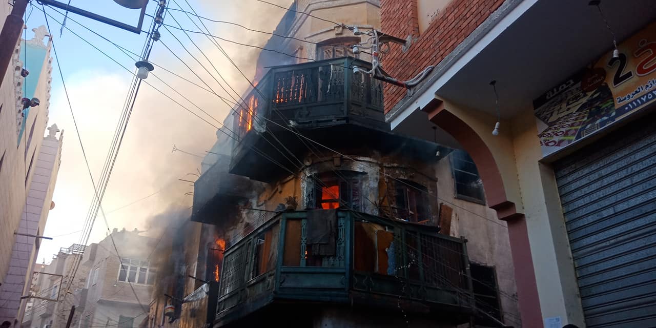 حريق مخزن بمنزل من 3 طوابق بطهطا  (10)