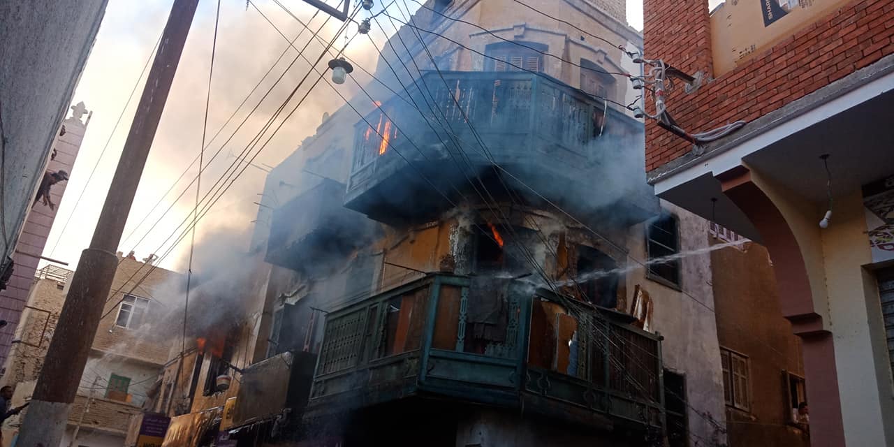 حريق مخزن بمنزل من 3 طوابق بطهطا  (2)