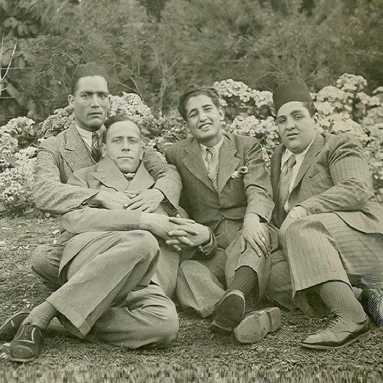 إحسان عبد القدوس مع أصدقاءه إحسان عبد القدوس مع أصدقاءه