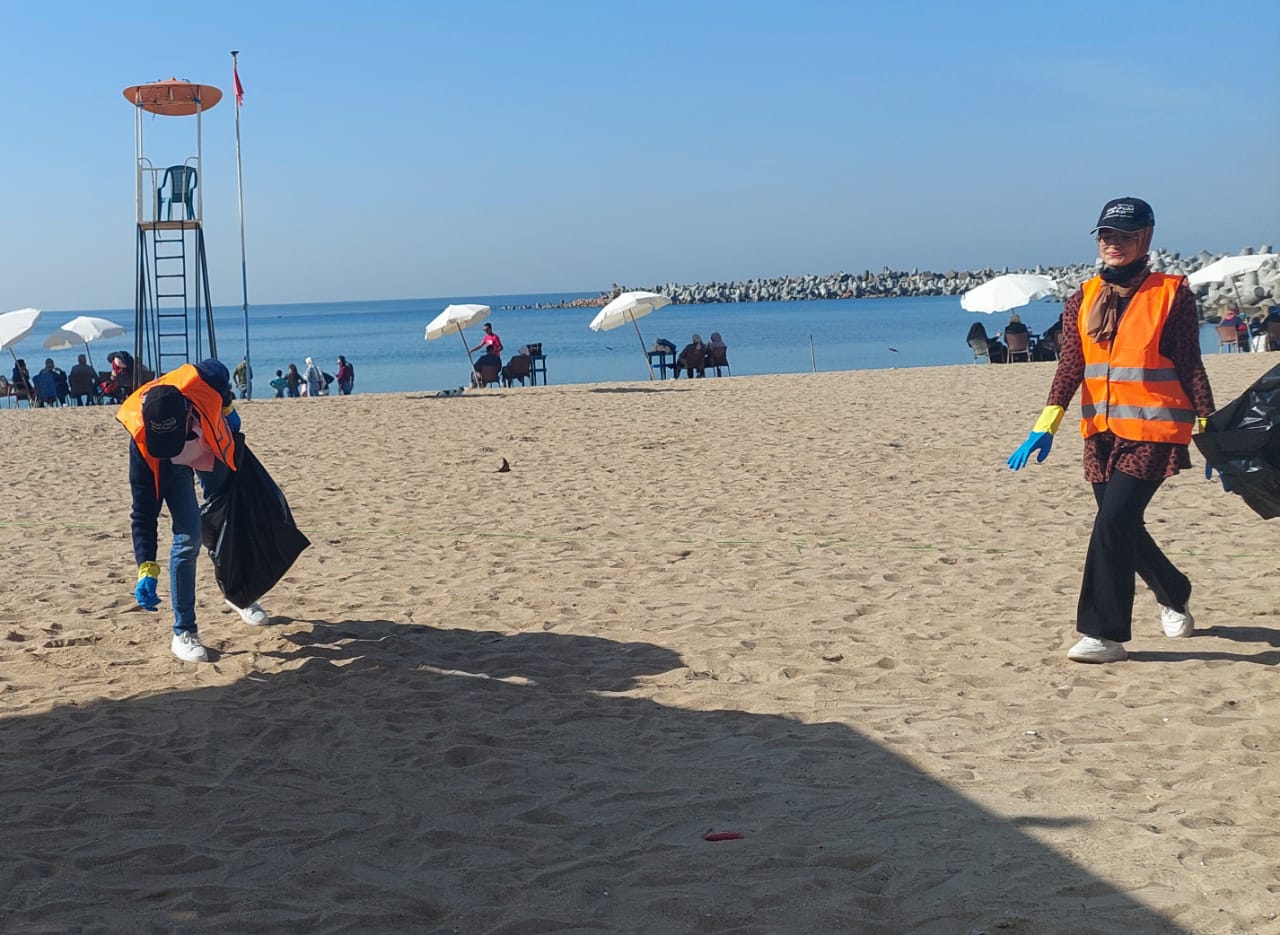 إخلاء شاطئ السرايا العام من المواد البلاستيكية الضارة (4)