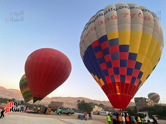 السياح يستمتعون برحلات البالون الطائر بالأقصر بعد حفل الكباش
