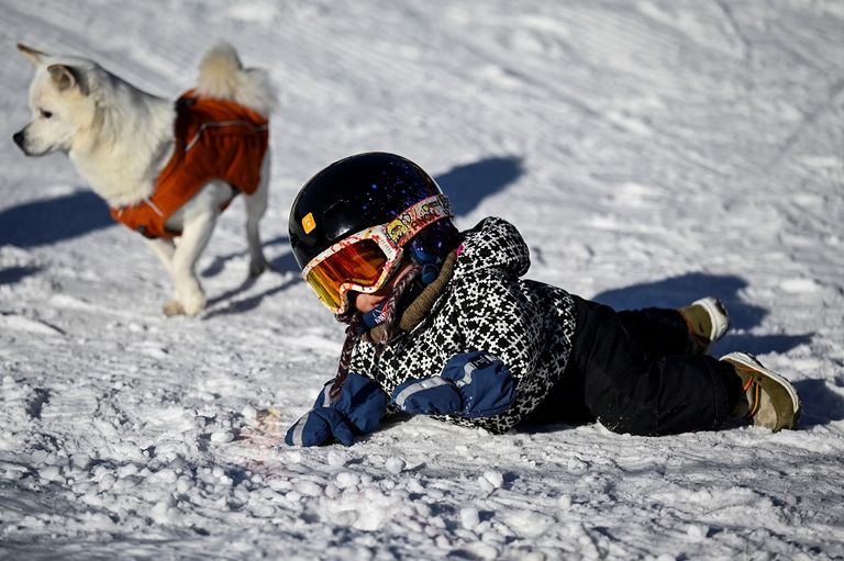 طفلة تتزلج علي الجليد (1)