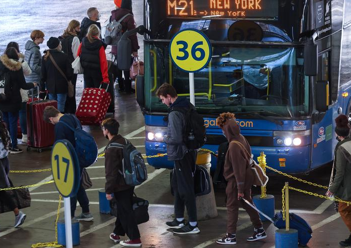 مسافرون على متن حافلة متجهة إلى نيويورك