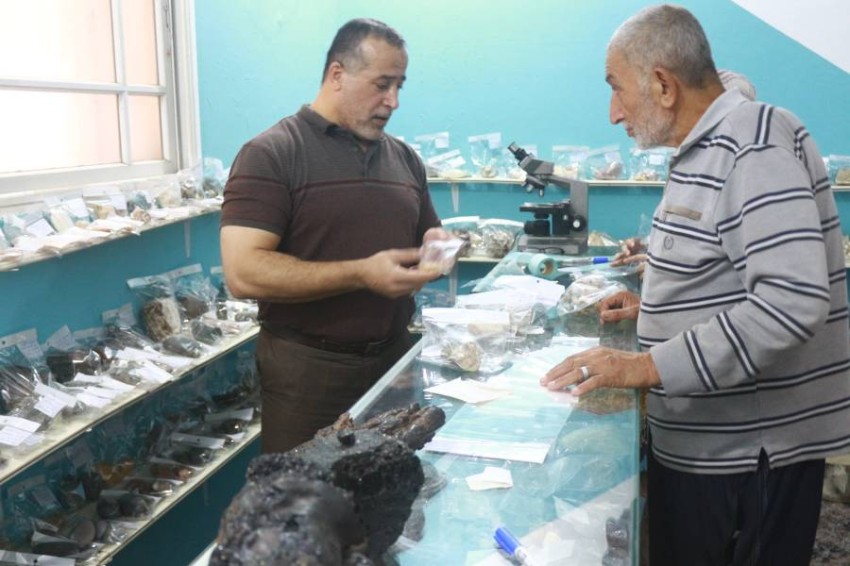فلسطيني يحول منزله الي معرض احجار كريمة