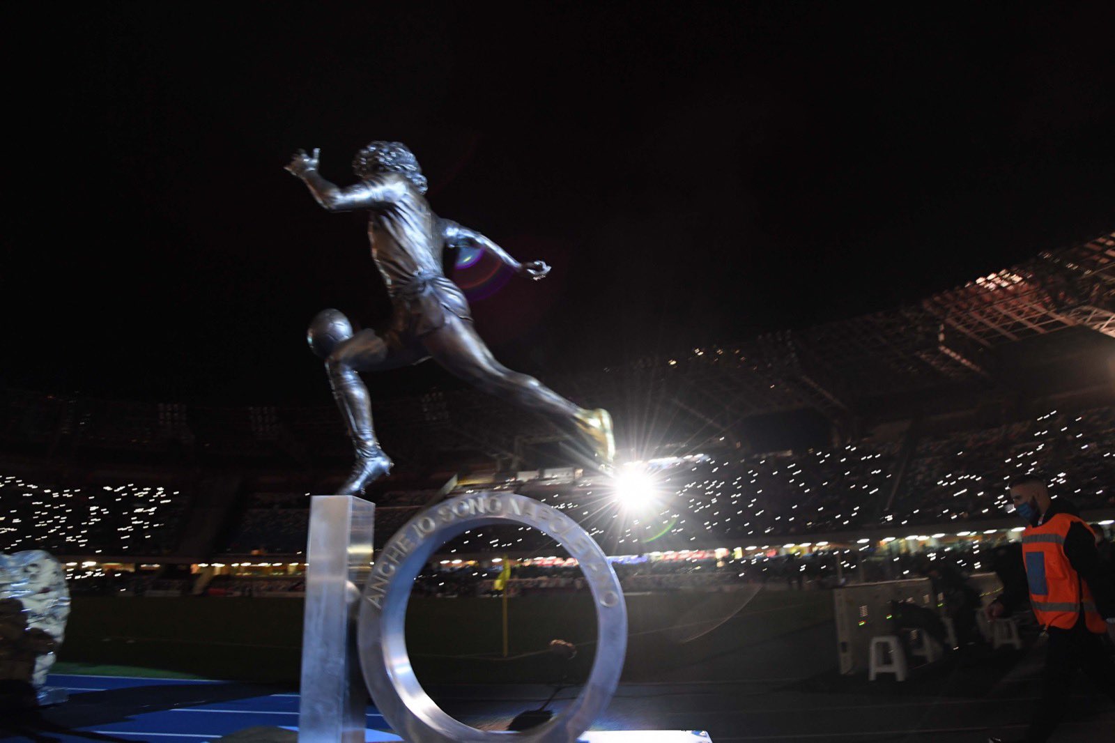 تمثال مارادونا في الدوري الايطالي