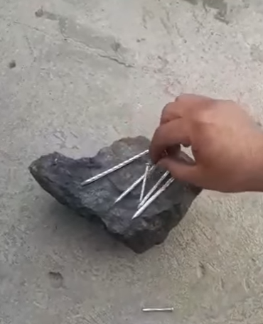 لقطة من فيديو حجر يذيب المعادن (3)