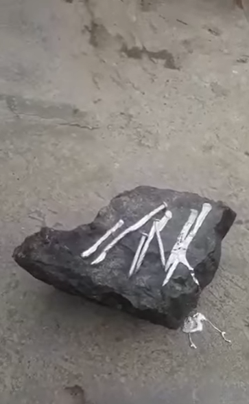 لقطة من فيديو حجر يذيب المعادن (1)