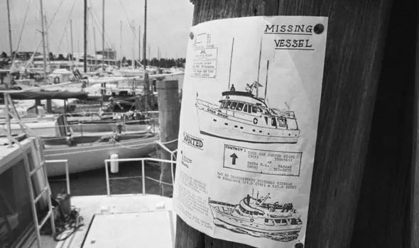 ملصق لقارب مفقود في مثلث برمودا
