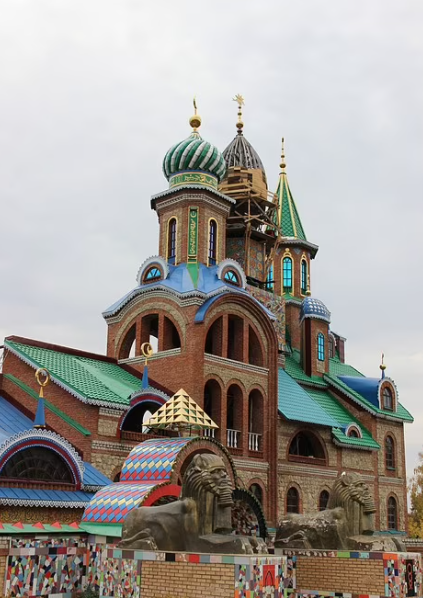 بدأ الفنان الروسي الراحل إلدار خانوف بناء المعبد في عام 1994 ، مستعينًا بالمتطوعين لتنفيذ البناء.