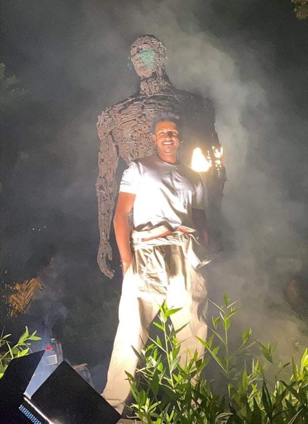 محمد سعيد شاب ينتحت  أطول تمثال