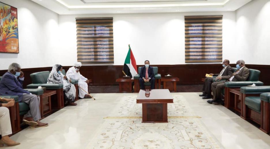 رئيس وزراء السودان في لقاء بعدد من الشخصيات