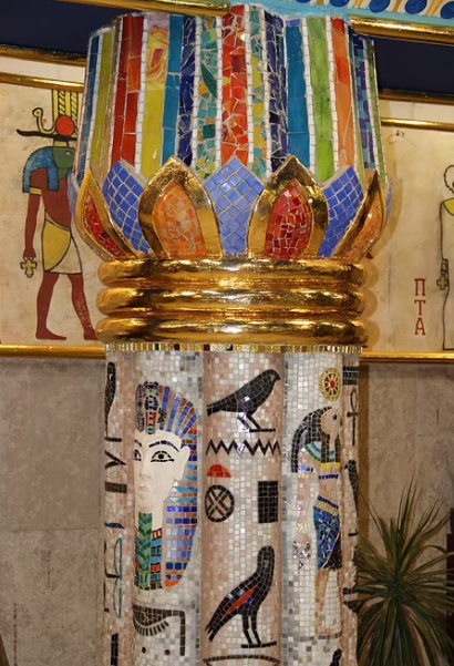 عمود مزين بفسيفساء من النسيج المصرية داخل المعبد