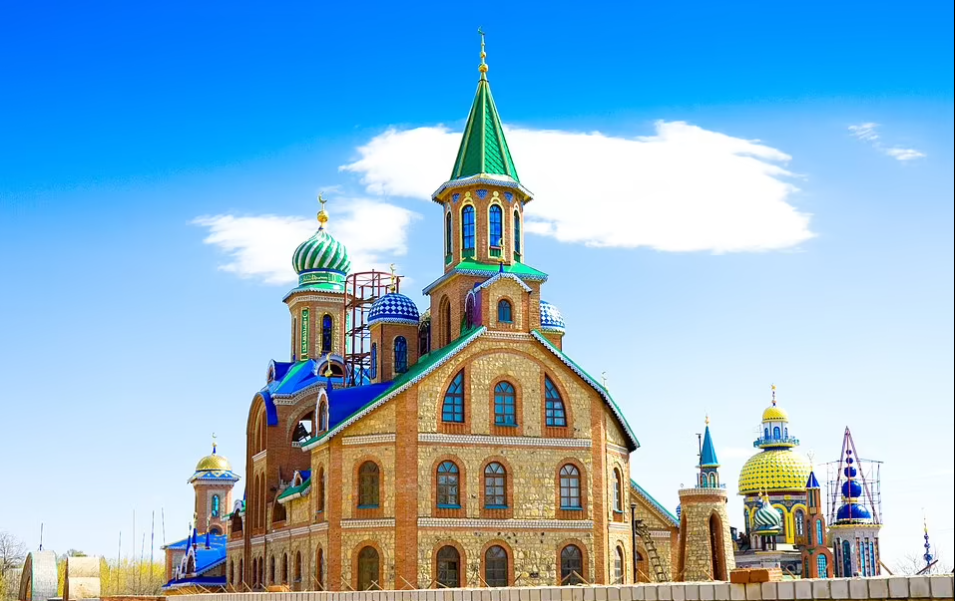 يقع المعبد في بجوار مدينة كازان الروسية
