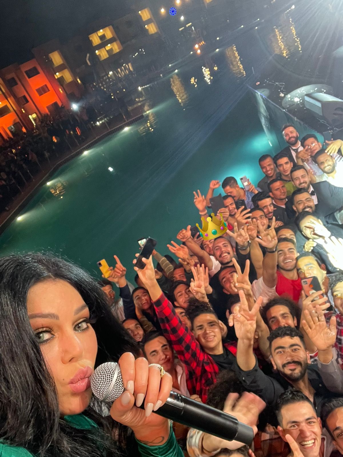 هيفاء وهبي تلقط صورة مع جمهورها في بورسعيد