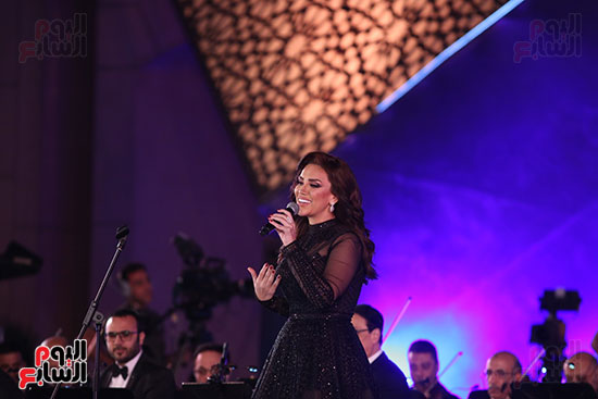 مي فاروق تغني مع ابنتها في مهرجان الموسيقي وتتألق بأغاني الزمن الجميل (12)