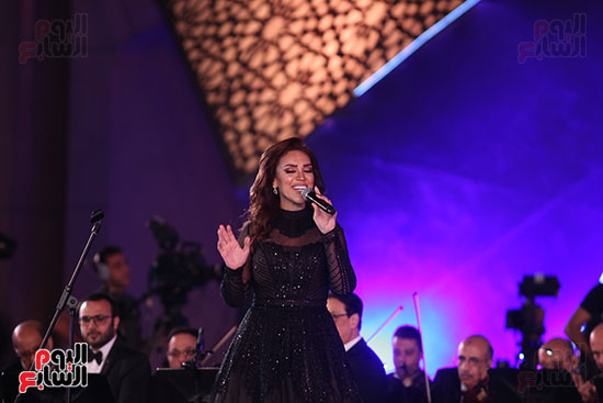 مي فاروق تغني مع ابنتها في مهرجان الموسيقي وتتألق بأغاني الزمن الجميل (11)