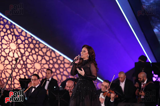 مي فاروق تغني مع ابنتها في مهرجان الموسيقي وتتألق بأغاني الزمن الجميل (13)