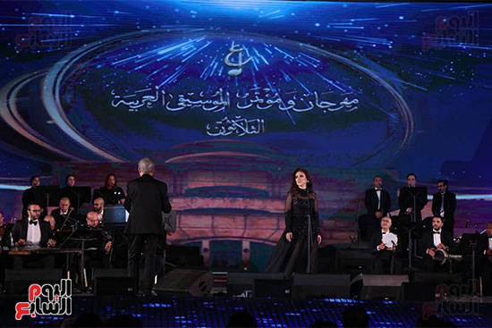 مي فاروق تغني مع ابنتها في مهرجان الموسيقي وتتألق بأغاني الزمن الجميل (16)