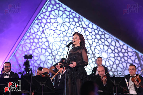مي فاروق تغني مع ابنتها في مهرجان الموسيقي وتتألق بأغاني الزمن الجميل (9)