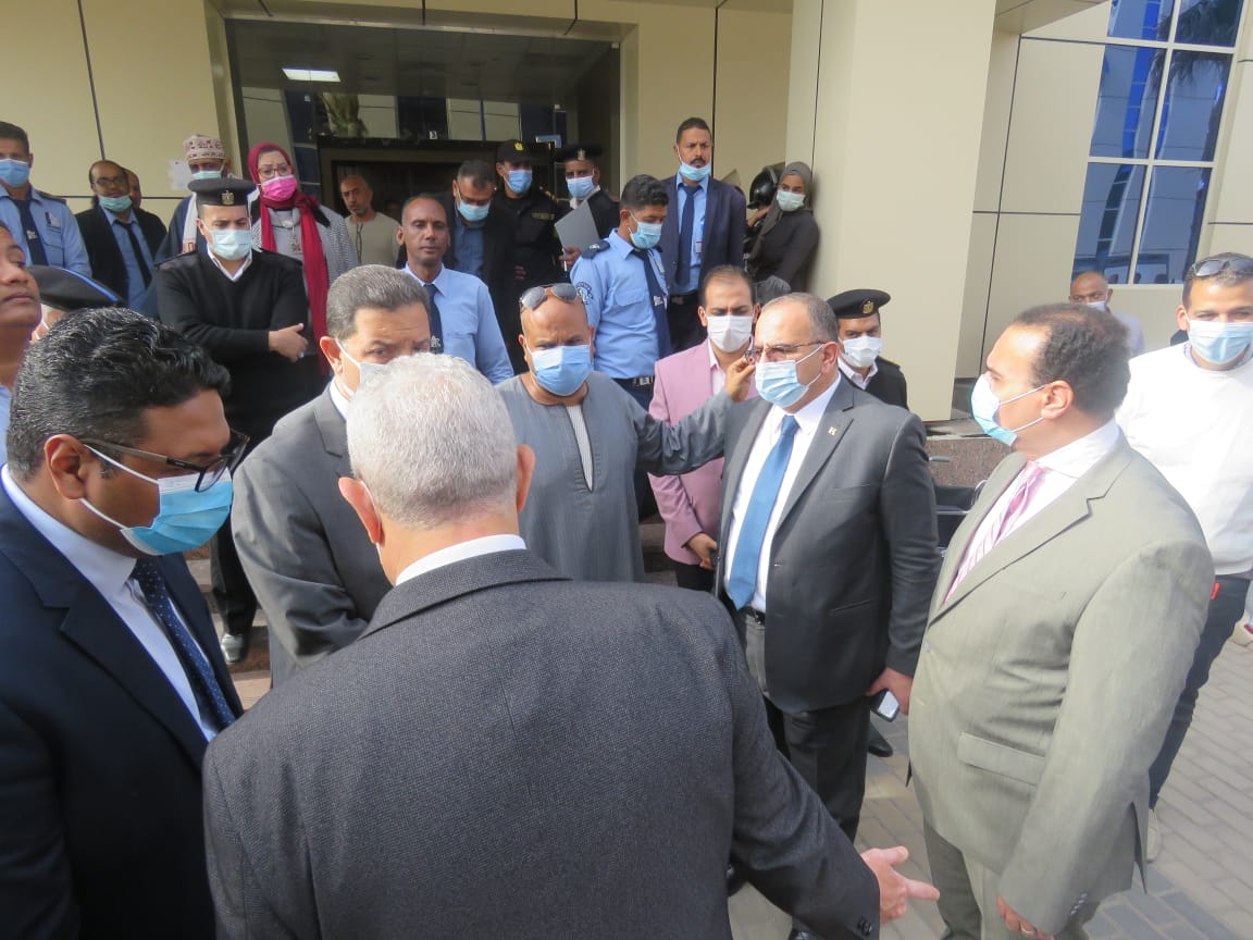 مساعد وزير الداخلية للجنوب ومحافظ الأقصر ومدير الأمن يتابعون التلاميذ المصابة بالتلبك