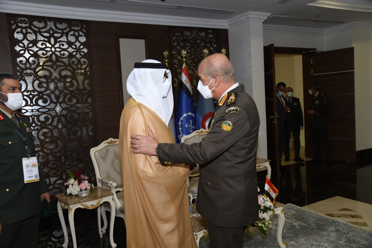وزير الدفاع يلتقى وزير الدولة الإماراتى لشئون الدفاع (1)