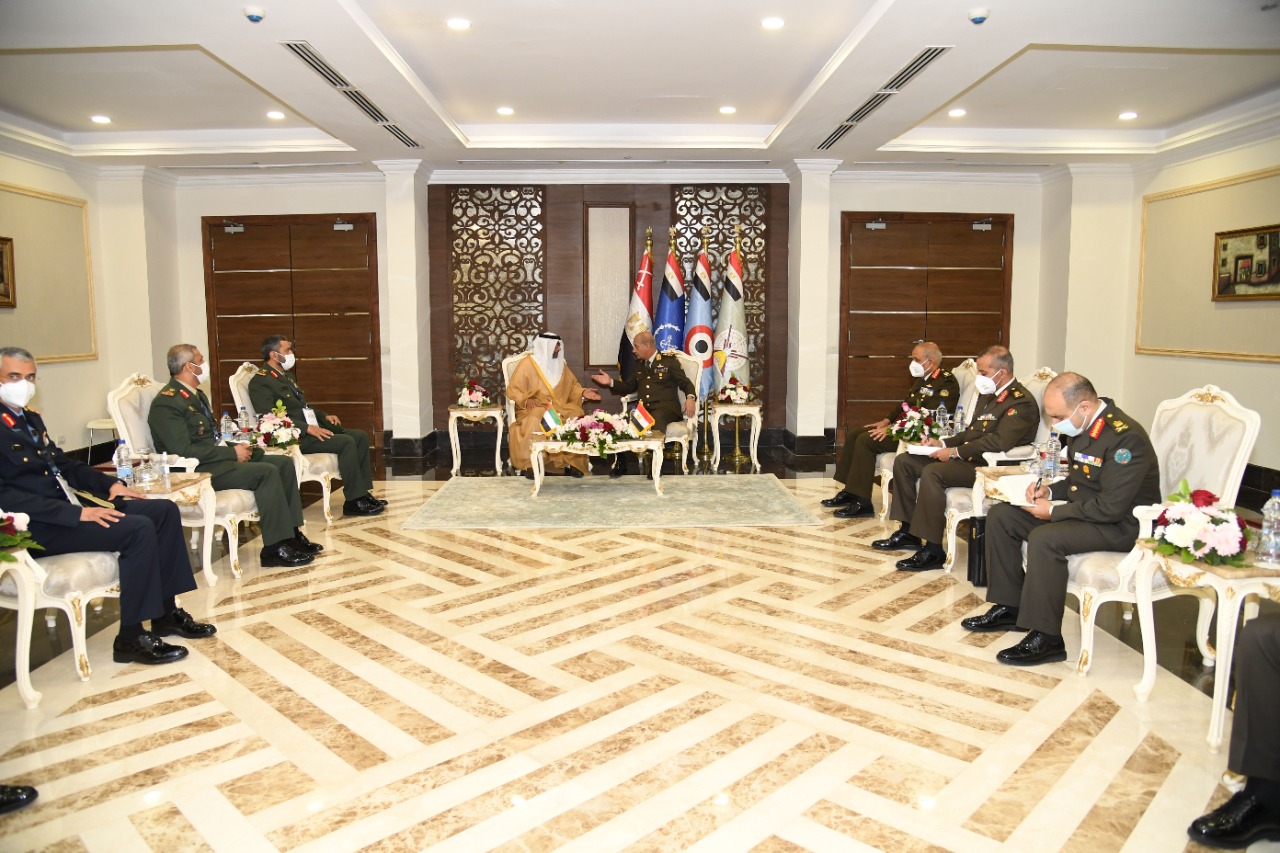 وزير الدفاع يلتقى وزير الدولة الإماراتى لشئون الدفاع (4)