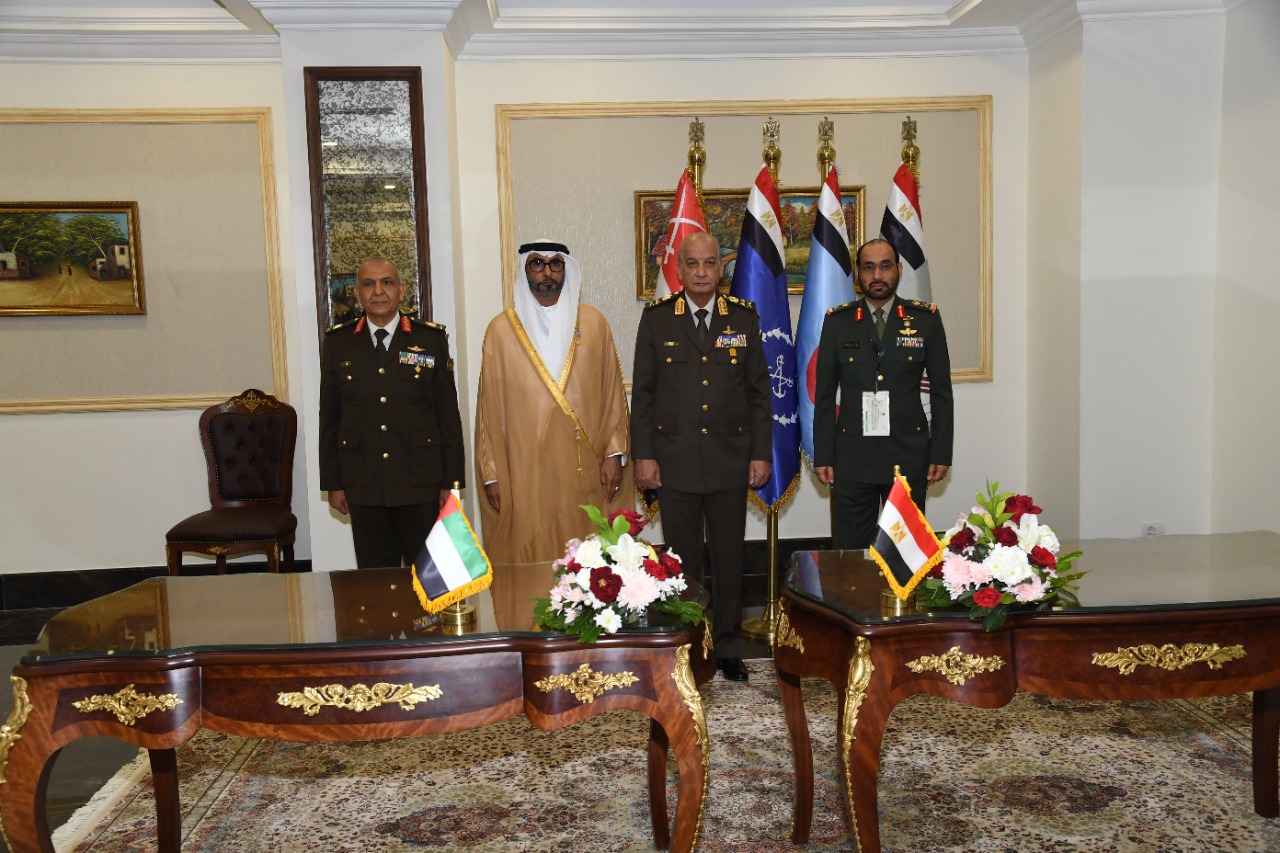 وزير الدفاع يلتقى وزير الدولة الإماراتى لشئون الدفاع (2)