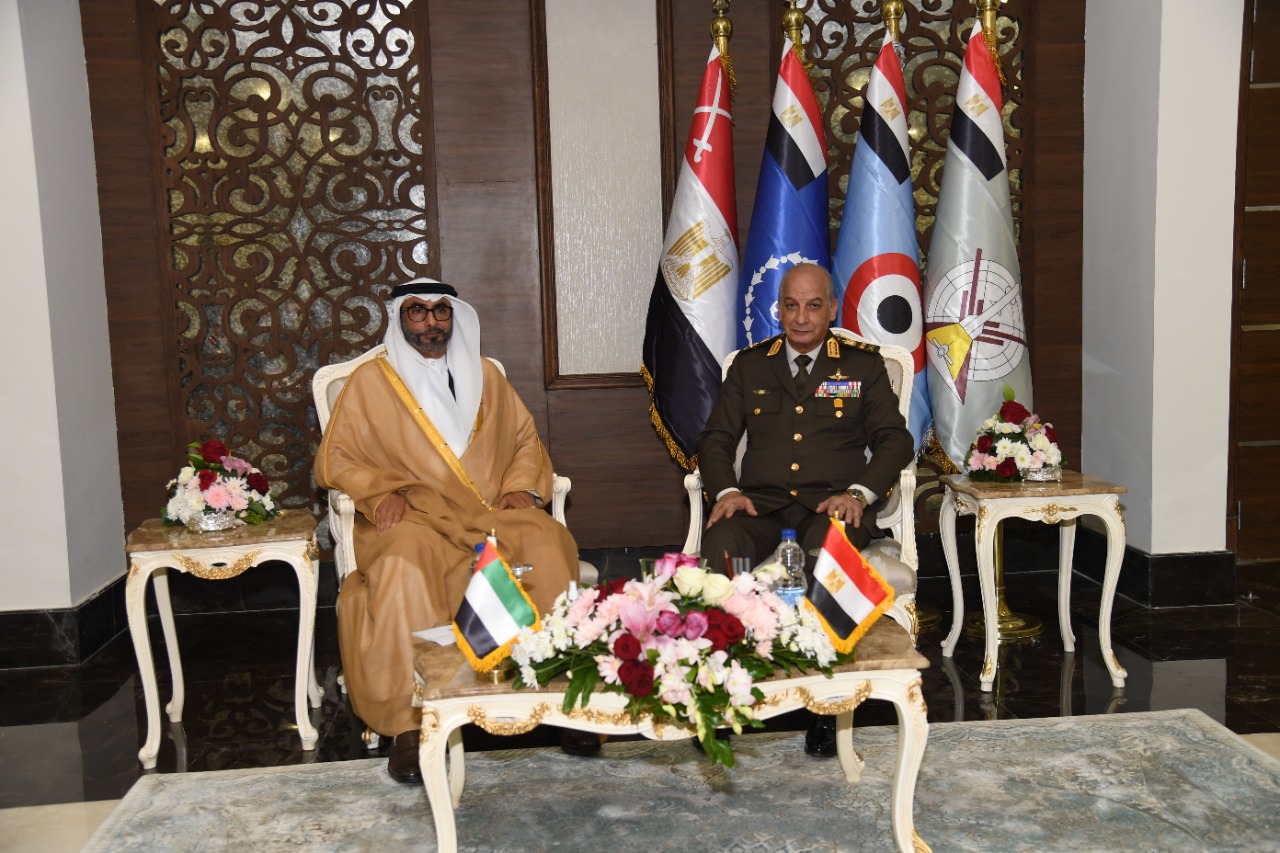 وزير الدفاع يلتقى وزير الدولة الإماراتى لشئون الدفاع (3)
