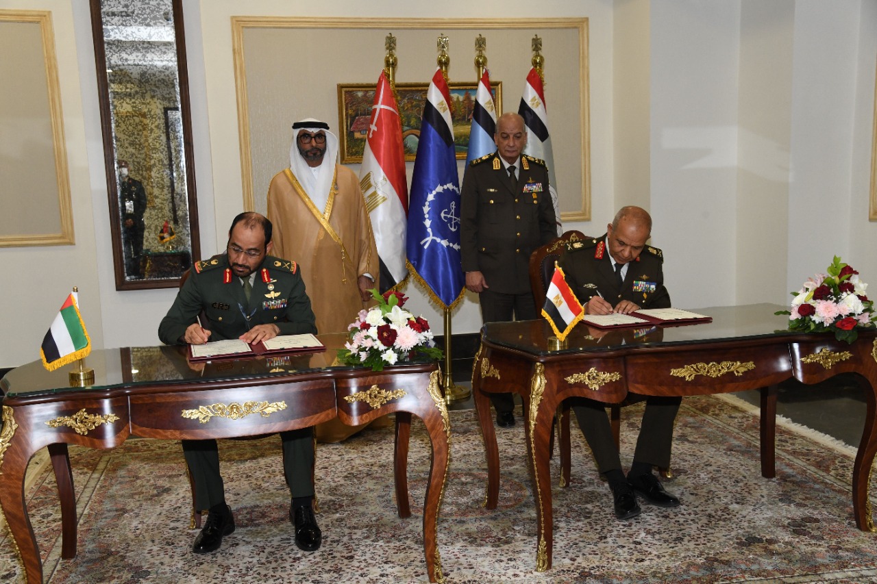 وزير الدفاع يلتقى وزير الدولة الإماراتى لشئون الدفاع (5)