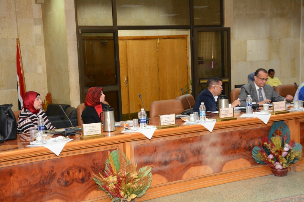 اجتماع رئيس جامعة أسيوط بمجلس الجامعة (7)