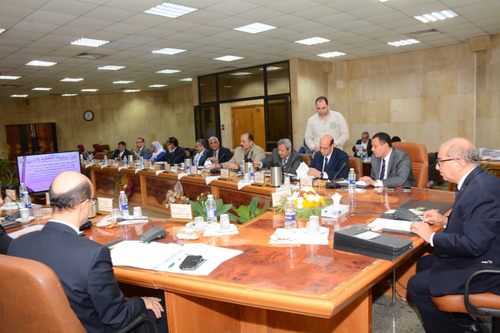 اجتماع رئيس جامعة أسيوط بمجلس الجامعة (13)