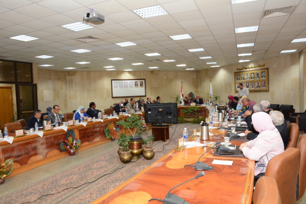 اجتماع رئيس جامعة أسيوط بمجلس الجامعة (6)