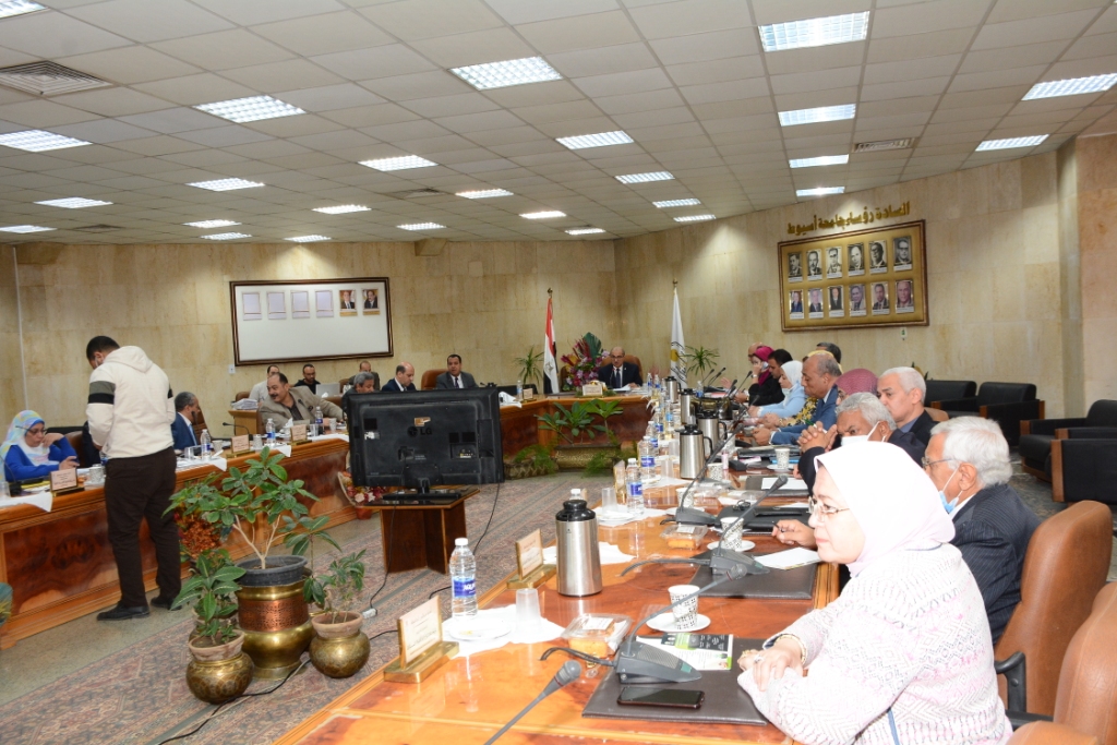 اجتماع رئيس جامعة أسيوط بمجلس الجامعة (17)