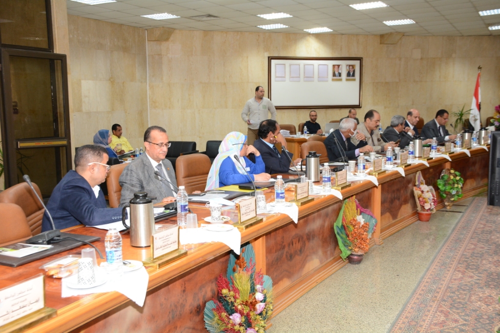 اجتماع رئيس جامعة أسيوط بمجلس الجامعة (5)
