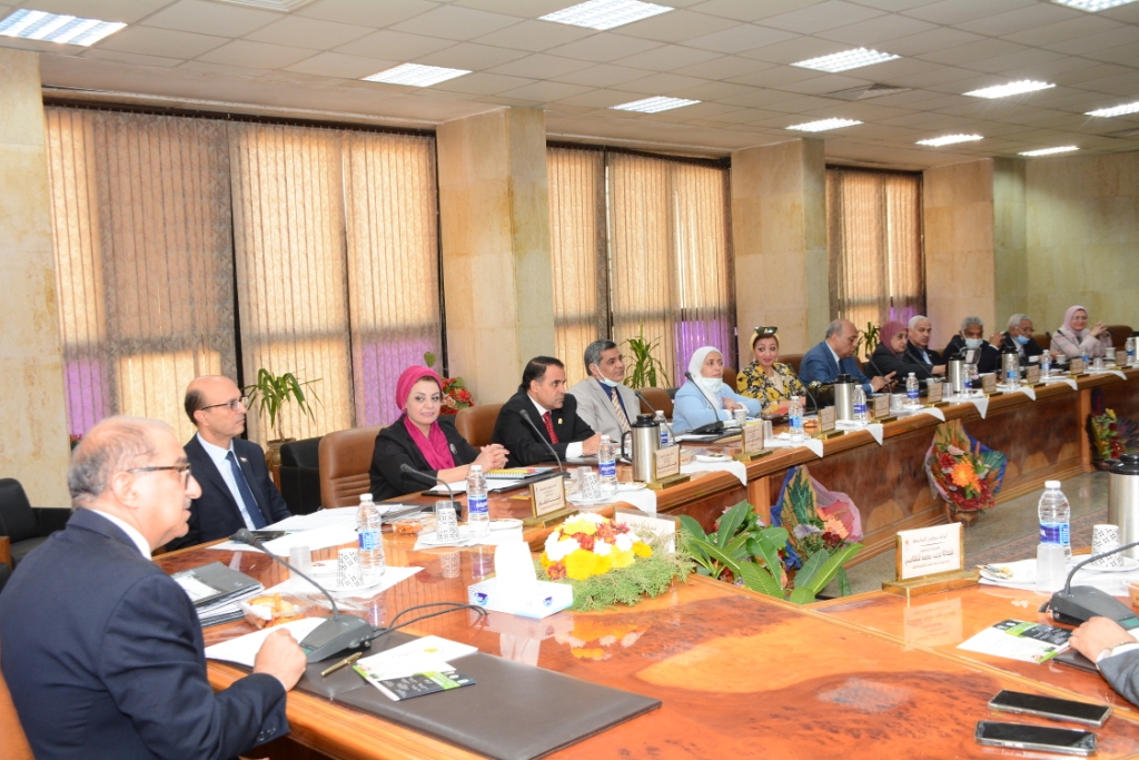 اجتماع رئيس جامعة أسيوط بمجلس الجامعة (12)