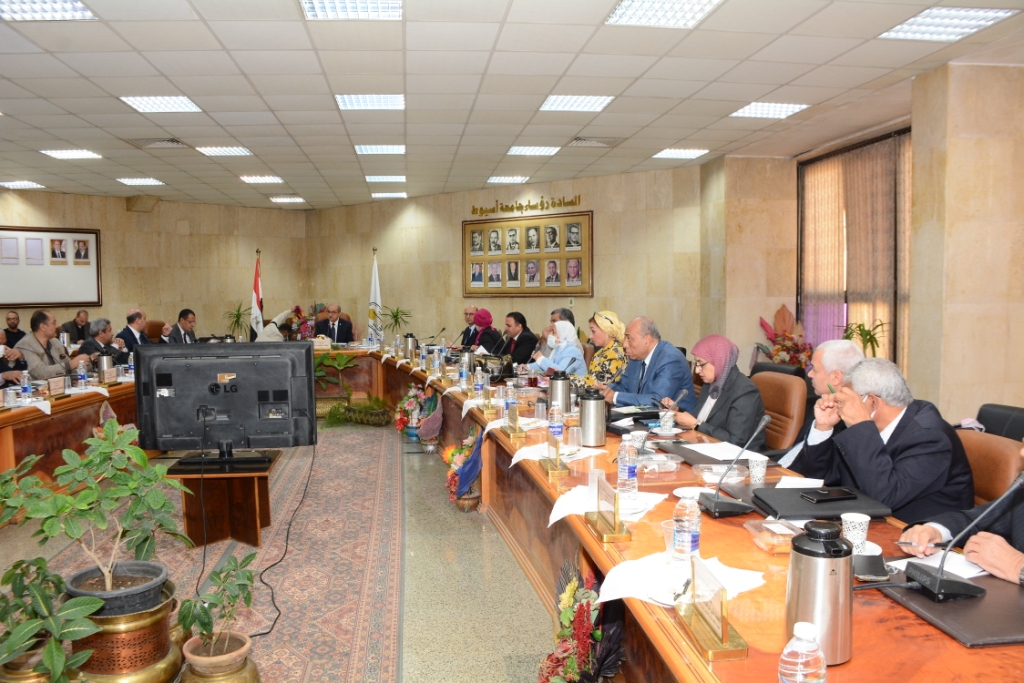 اجتماع رئيس جامعة أسيوط بمجلس الجامعة (4)